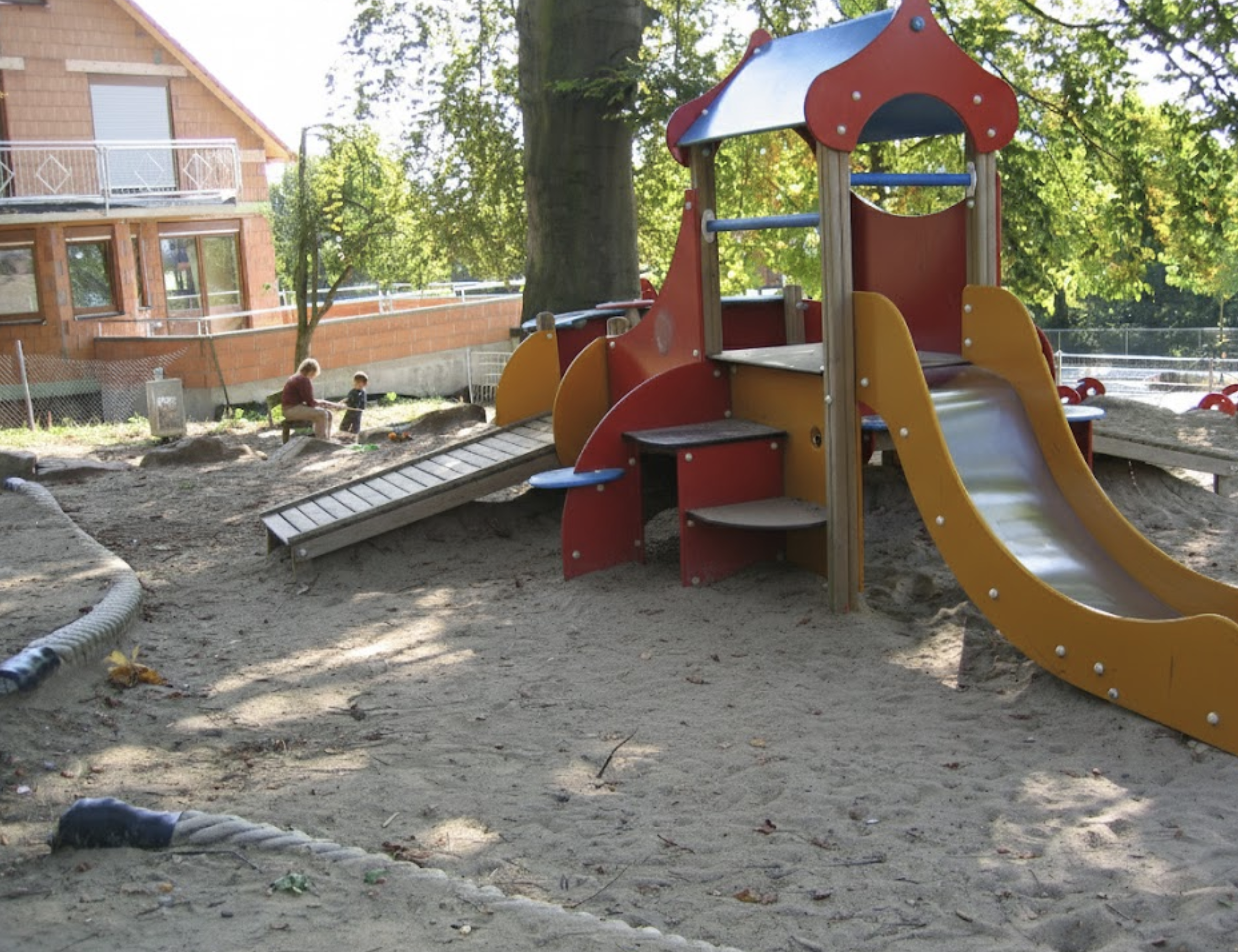 Maihäldenspielplatz 2003 - Spielplatz mit Kindern und Spielgeräten